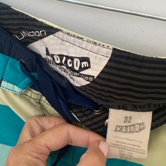 VOLCOM Boardshorts - stripe print - stretch - mens 32 waist - - Picture 4 of 6